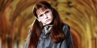 Shirley Henderson – aktorka wystąpiła na krótko w dwóch częściach filmów o Harrym Potterze, gdzie wcieliła się w ducha uczennicy. W trakcie kręcenia zdjęć miała… 36 lat.
