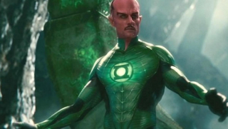 Reżyser zapowiedział, że nie będzie żadnych odwołań do roli Marka Stronga z filmu „Green Lantern”. Sam aktor zaś przyjął rolę, bo uznał, że ma niedokończone sprawy w uniwersum DC