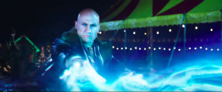 Mark Strong zdradził, że Sivana potrafi latać, tworzy pola elektryczne i strzela elektrycznością z rąk