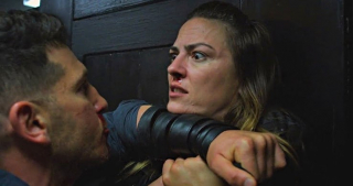 Punisher: sezon 2, odcinek 1 - Frank walczy z przeciwnikami w toalecie pubu