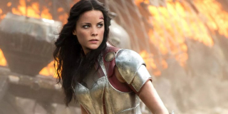 W filmie "Thor: Mroczny świat" Sif walczy w Vanaheim, a na jej czole pojawia się przecięcie - znika ono, gdy bohaterowie wracają po bitwie do Asgardu