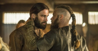 Rollo i Ragnar nie byli ze sobą spokrewnieni; w rzeczywistości Rollo wywodził się z jednej z brytyjskich rodzin królewskich, a jego prapraprawnukiem był Wilhelm Zdobywca, pierwszy król Anglii z dynastii normandzkiej