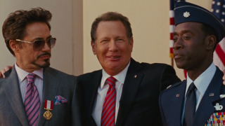 Senator Stern przypinając Tony'emu odznaczenie pozwala sobie na uwagę o "małym chu..."