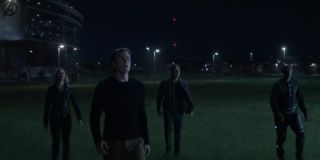 To być może najbardziej tajemnicze ujęcie - Avengers wychodzą ze swojej siedziby i patrzą w niebo; kilka amerykańskich portali popkulturowych stara się przekonać, że z ujęcia została wymazana tajemnicza postać - miałaby ona stać pomiędzy Bannerem a Rhodesem; brak brody na twarzy Capa może zaświadczać, że od pstryknięcia upłynęło już sporo czasu, dlatego najczęstszym typem odnośnie ewentualnie usuniętej postaci jest Tony Stark, względnie Carol Danvers