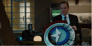 Filmowa tarcza Capa wykonana jest wyłącznie z vibranium; w komiksach przedmiot zaś wykuto ze stopu vibranium i adamantium