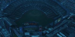 Zwraca się uwagę na to, jak poniższe ujęcie mogło spotęgować odbiór spotu wśród oglądających Super Bowl - widzimy tu opuszczony stadion Citi Field, na którym swoje mecze rozgrywa baseballowa drużyna New York Mets