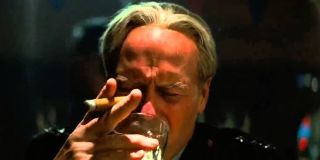 Generał Ross pali cygaro