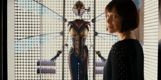 Ant-Man - scena #1; Hope Van Dyne patrzy na strój Wasp