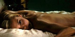 Roznegliżowana Christine Everhart w łóżku Tony'ego