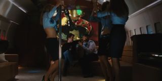 Tony Stark i tańczące na pokładzie samolotu striptizerki