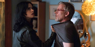 Carnage - w serialu "Jessica Jones" pojawia się złoczyńca Karl Malus, który przez pewien moment - po opanowaniu przez symbionta - pojawiał się jako Superior Carnage