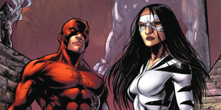 White Tiger - Jessica Jones doradza Luke'owi, by do śledztwa wynajął detektyw Angelę del Toro; w komiksach była ona agentką FBI, która po swoim wujku przyjęła tytuł White Tiger, z czasem łącząc siły z Daredevilem