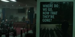 Przyjrzyjcie się dokładnie plakatowi pytającemu: "Gdzie się udamy, teraz, kiedy oni odeszli?" i wyglądowi ukazanego w tym ujęciu pomieszczenia; z lewej strony widzimy siedzące w kręgu postacie