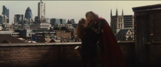 Thor: Mroczny świat - scena #2; Thor odwiedza Jane Foster w Londynie