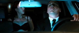 Happy parzy w lusterku na przebierającą się Natashę