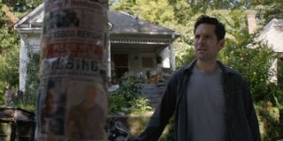 Scott Lang, który w czasie pstryknięcia znajdował się w Wymiarze Kwantowym, dowiaduje się o tym, co się wydarzyło. Jeśli zastanawiacie się nad tym, w jaki sposób wydostał się on z pułapki, to sugestię podsuwa film „Ant-Man i Osa” – to w nim Janet van Dyne mówiła o wirach czasowych, które otwierają wrota do innych wymiarów czy okresów w historii. Warto też zwrócić uwagę, że skoro Lang przybywa do nowej siedziby Avengers w Nowym Jorku, w filmie będzie on musiał odbyć długą podróż z macierzystego San Francisco. To dobra okazja do pokazania, jak zmienił się krajobraz społeczny USA po pstryknięciu.