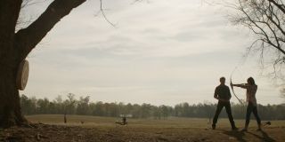 Clint Barton uczy małą dziewczynkę strzelania z łuku. Konstrukcja wszystkich materiałów promocyjnych bardzo wyraźnie sugeruje, że bohater stracił swoją rodzinę, a ten fakt popchnął go w kierunku przybrania nowej tożsamości – Ronina. Taki obrót spraw znamy już z komiksowej serii Ultimate.
