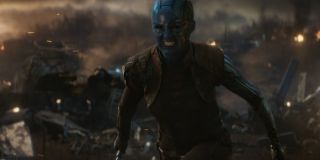 Nebula w trakcie walki – za nią widzimy ruiny. Trudno wywnioskować, gdzie toczy się bitwa, w której bierze udział. Zestawmy jednak ten kadr z kolejnym…