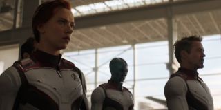 Bodajże najbardziej istotna informacja, jaką wyjawia zwiastun – Tony Stark został uratowany i dotarł na Ziemię. W białych strojach w tej sekwencji pojawiają się jeszcze Steve Rogers, Nebula, Ant-Man, Ronin, War Machine i Czarna Wdowa. Inne ujęcie kamery w materiale z Super Bowl potwierdza, że razem z nimi kroczą Rocket i Thor. Brakuje Bannera i Carol Danvers – pierwszy najprawdopodobniej będzie dowodził operacją z siedziby Avengers. Nie doszukujcie się obecności jeszcze jednej postaci – po prostu mamy tu do czynienia z różnymi ujęciami kamery.