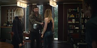 Scena po zaprezentowaniu logo ma potwierdzić, że Carol Danvers została dobrze przyjęta w szeregach Avengers – Thor już zdążył ją polubić i w jej obecności przyzywa Stormbreakera (to nie jest Mjolnir, jak przekonują niektórzy fani). Istotna informacja wynika z długości i koloru włosów Czarnej Wdowy. Sugerują one, że poniższa scena rozgrywa się niedługo po pstryknięciu i scenie po napisach z filmu „Kapitan Marvel”.