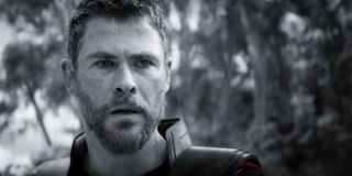 Już wcześniej w zwiastunie widzieliśmy, jak Steve Rogers leczy swoją traumę w ramach grupy wsparcia. Najnowszy trailer zdaje się sugerować, że w podobnym stanie znajduje się Thor – prawdopodobnie nieprzypadkowo bracia Russo wykorzystali więc dwa ujęcia pokazujące reakcję herosa na pstryknięcie.