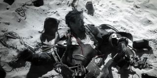 Zacznijmy od samej kolorystyki scen retrospekcji, które pokazują nam genezę najważniejszych członków Avengers. Wśród niektórych z Was budzi ona skojarzenia z dziewczynką w czerwonym płaszczyku z „Listy Schindlera” – scena ta przełamała nadrzędną, czarno-białą barwę filmu. Steven Spielberg przyznał po latach, że sekwencja miała zaakcentować tragedię, na którą pomimo swojej wiedzy nie zareagował amerykański rząd. W innym wywiadzie dodał, że był to punkt zwrotny całej historii – odbiorca przestał widzieć jedynie pył i rozrzucone ciała, a zaczął w pełni dostrzegać ludzki dramat. Nie możemy wykluczyć, że mentalny powrót do przeszłości również dla Avengers będzie punktem zwrotnym i okazją do odnalezienia w sobie sił, by kontynuować walkę z Thanosem.