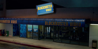 Jedna ze scen rozgrywa się w prawdziwej wypożyczalni kaset VHS, która należy do sieci Blockbuster Video; co ciekawe, sekwencja powstała w ostatniej czynnej placówce sieci, która mieści się w Bend w Oregonie (sklep ma zostać zamknięty jeszcze w marcu)