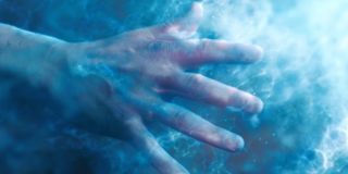 Absorpcja energii - Kapitan Marvel absorbuje energię ze środowiska, w którym się znajduje, od swoich przeciwników, jak i z przestrzeni kosmicznej w czasie lotów przez Wszechświat