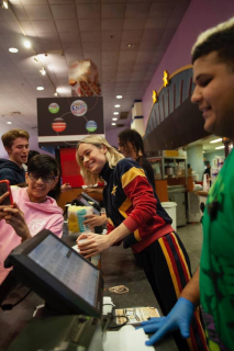 Kapitan Marvel - Brie Larson podczas akcji promocyjnej