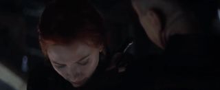 Sporą zagadkę może stanowić to, że choć Natasha werbuje Clinta jako blondynka, w trakcie ich podróży w najprawdopodobniej Quinjecie (zwiastun stara się sugerować, że mamy tu do czynienia z podróżą powrotną z Tokio, choć to wrażenie może być mylne) ma już rude włosy – nie możemy wykluczyć, że widzimy tu kolejny przeskok czasowy.