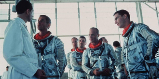 Na kasecie, którą Carol ostatecznie podnosi, znajduje się film "Pierwszy krok w kosmos" z 1983 roku, który opowiada historię pierwszych amerykańskich astronautów; reżyserzy "Kapitan Marvel" przyznawali, że tworząc zarys historii Danvers w Siłach Powietrznych USA czerpali m.in. właśnie z "Pierwszego kroku w kosmos"