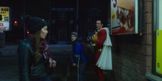 Shazam mówi o tym, że "to nie moje imię"; warto zwrócić uwagę na fakt, że heros nie ma oficjalnego przydomka, a "Shazam" to po prostu imię Czarodzieja