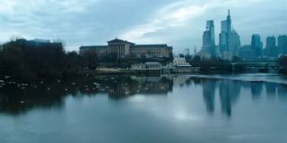 Zwiastun w kilku ujęciach pokazuje, że akcja powinna rozgrywać się w miejscu zamieszkania Billy'ego Batsona - Filadelfii; warto dodać, że Shazam przez większość komiksowej historii działał głównie w Fawcett City, a Filadelfię jako jego rodzinne miasto wprowadził dopiero Geoff Johns w erze New 52; pierwsza scena trailer rozgrywa się w dodatku w tamtejszym Museum of Art, na którego schody wbiegał Rocky Balboa