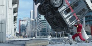 Trzymanie autobusu - ta scena nawiązuje do komiksu "Action Comics #1", pierwszego, w którym pojawił się Superman; na okładce Człowiek ze Stali trzymał na swoją głową samochód