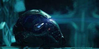 Takie przypuszczenie jest tym bardziej zasadne, że bracia Russo niespecjalnie chcą ukrywać, iż zależy im na odwołaniu do emocji – przekonuje o tym choćby sekwencja z pokazaniem dowodu na to, że Tony ma serce. Ważne są tu słowa, które wypowiada Stark – o „jeszcze jednej, ostatniej niespodziance” i poczuciu, jakby został Iron Manem „tysiąc lat temu”. Niektórzy z internautów to ostatnie zdanie odbierają dosłownie; miałoby ono stanowić pierwszy dowód na przeskoki czasowe w fabule.