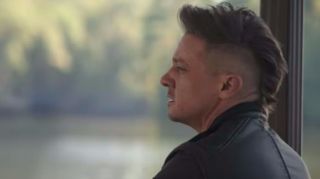 Barton przeszedł również zmianę wizualną – jego nowa, rzucająca się w oczy fryzura jest doskonale znana wszystkim fanom komiksowych przygód Ronina.