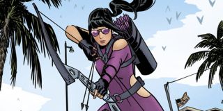 Jedną z największych zagadek zwiastuna jest to, czy Clint trenuje swoją córkę Lilę czy też kogoś zupełnie innego – w tym kontekście najczęściej przywołuje się jego komiksową następczynię w roli Hawkeye’a, Kate Bishop. Jeśli przypomnimy sobie „Czas Ultrona”, to dojdziemy do wniosku, że widoczna w tym ujęciu dziewczynka jest nieco starsza, niż powinna być Lila przed samym pstryknięciem. Otwierałoby to pole do wprowadzenia postaci Bishop, ważnej członkini Young Avengers, którzy według spekulacji mieliby doczekać się w obrębie MCU własnego filmu.