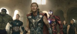 2015: Rozgrywa się akcja filmu „Avengers: Czas Ultrona”. Tony Stark tworzy Ultrona, ten zaś doprowadzi do powstania Visiona. Quicksilver umiera w trakcie bitwy o Sokovię. Thor i Hulk odlatują w odległy rejon Wszechświata. W skład nowych Avengers wchodzą Cap, Czarna Wdowa, Falcon, War Machine, Scarlet Witch i Vision. Thanos zmusza krasnoludy do stworzenia Rękawicy Nieskończoności. Decyduje się także pozyskać Kamienie na własną rękę. 