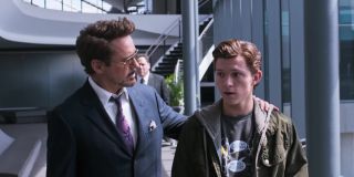 2016: Dwa miesiące później rozgrywa się akcja filmu „Spider-Man: Homecoming”. Peter Parker pokonuje Vulture’a. Tony i Pepper wracają do siebie – Stark oświadcza się ukochanej.