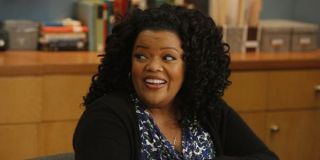 W rolę kobiety, która donosi strażnikom S.H.I.E.L.D. o pojawieniu się podejrzanych gości w placówce, wcieliła się Yvette Nicole Brown – kolejna aktorka, która wcześniej zagrała również w serialu „Community”.