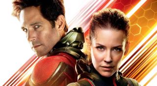 Gdy Ant-Man i Wasp operują na polu bitwy, Kapitan Ameryka przydziela im misję z dotarciem do auta. Kobieta mówi wówczas: „We’re on it, Cap”, po czym wymownie uśmiecha się w kierunku Langa. Przypomnijmy, że w filmie „Ant-Man i Osa” Hope nabijała się ze Scotta, który nie do końca dobrze radził sobie z tym, iż pozwala ona sobie nazywać Rogersa korzystając z tego, „zarezerwowanego dla przyjaciół”, pseudonimu.
