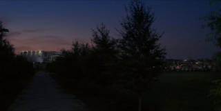 Materiał rozpoczyna się od ukazania nowej siedziby Mścicieli, Avengers Compound. Lokacja ta jest o tyle ważna, że to właśnie w jej pobliżu może dojść do starcia herosów z Thanosem – do tej sprawy jeszcze wrócimy.