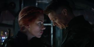 Obok biurka, przy którym w siedzibie Avengers siedzi Czarna Wdowa, znajduje się para butów do baletu. To nawiązanie do jej genezy, którą wyjawił „Czas Ultrona”.