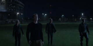 Wszystko wskazuje również na to, że spotkanie Pepper i Tony’ego łączy się ze sceną, którą widzieliśmy w materiale pokazanym w czasie Super Bowl, gdy herosi wychodzą przed siedzibę Avengers.