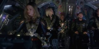 Herosi lecąc Benatar prezentują nam swoje klasyczne stroje – niektórzy fani przekonują, że Marvel znów zmienił tu ostateczną wersję, a Avengers mają na sobie białe kostiumy. Zwróćmy uwagę, że Kapitan Marvel przywdziała inny niż w samodzielnym filmie; co ciekawe, przed wprowadzeniem postaci do MCU właśnie ta wersja z większą głębią kolorów i ochraniaczami na ramionach stała się pierwowzorem dla innych modeli.