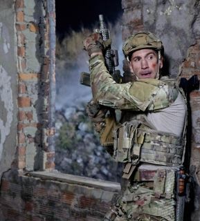 Lata 2000.: Frank Castle i Erik Killmonger służą w armii w trakcie wojny z terroryzmem.