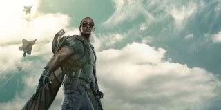 Falcon potrafi porozumiewać się telepatycznie z ptakami; wszystko dzięki specjalnemu połączeniu z prawdziwym ptakiem, Redwingiem; w MCU istnieje urządzenie Redwing, stworzone przez Stark Tech