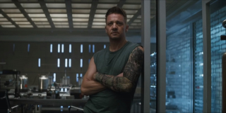 Misja Czarnej Wdowy skończyła się sukcesem – Clint znajduje się w siedzibie Avengers Compound. Przypomnijmy, że najprawdopodobniej stracił on w trakcie Decymacji swoją rodzinę i właśnie dlatego przybrał nową tożsamość, Ronina (tatuaż z podobizną japońskiego wojownika widzimy na ręce herosa).