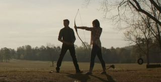 W scenie otwierającej Hawkeye szkoli w strzelaniu z łuku swoją córkę, Lilę Barton. W jej rolę wcieliła się Ava Russo, córka jednego z reżyserów, Joe. Inna z jego córek, Sophia, zagrała już w filmie „Kapitan Ameryka: Wojna bohaterów”.
