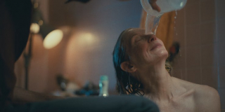 Zwiastun pokazuje, że matka Arthura, Penny, nie znajduje się w dobrej kondycji psychicznej i fizycznej. Przypomnijmy, że ogłoszenie castingowe mówiło nam, iż bohaterka nie będzie mogła przestać mówić o „swoim dawnym pracodawcy”. Na tej podstawie zbudowano teorię, według której ojcem Arthura będzie Thomas Wayne, natomiast Bruce jego przyrodnim bratem.